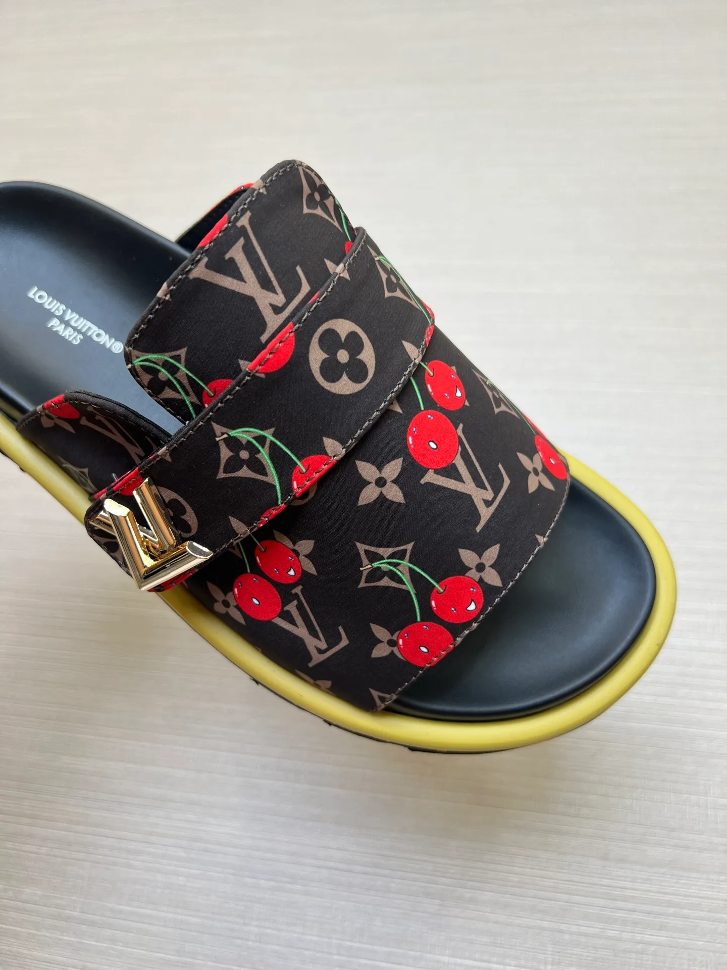 Factory price: 360💰【LOUIS VUITTON】Louis Vuitton, LV printing, men's and women's slippers are on the market, drawer box packaging with cloth bag, card, the upper pattern looks very soft and waxy, super versatile leg slimming artifact. Fabric: imported denim/canvas/old fabric, LV hardware LOGO, official website pattern printing, comfortable to wear, foot pads: high elastic men's shoes💰U water table. Sole: foam sole, heel height: about 5cm. Code number: 35-46, 35, 45, 46 are custom-made and non-returnable. Color: multiple colors and styles available.